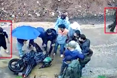 Lực lượng chức năng khống chế đối tượng đi mô tô vận chuyển ma túy