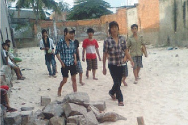 Trường học bất an vì thường xuyên bị ném đá