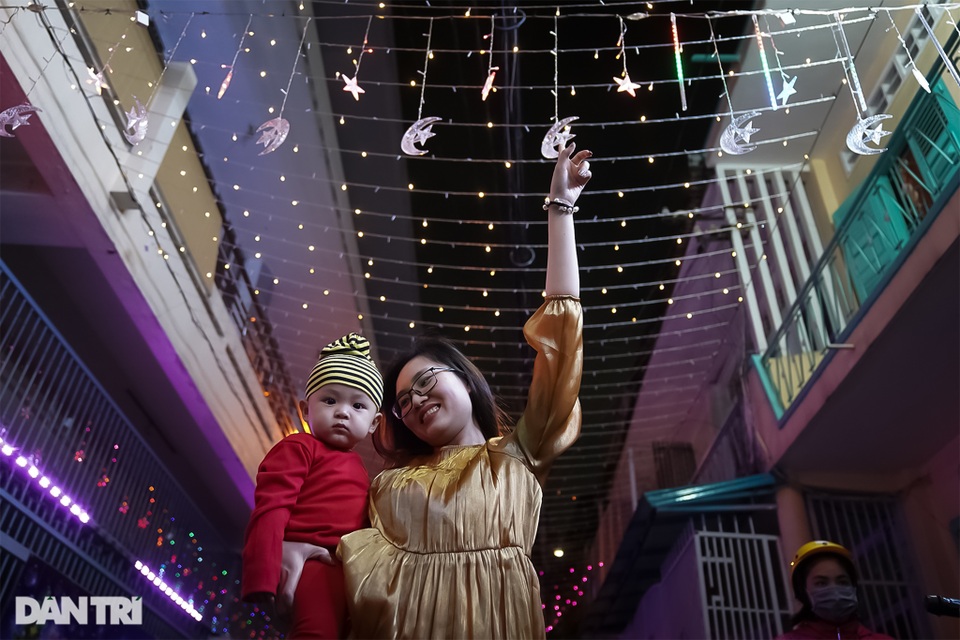 Những con hẻm lung linh ánh đèn đón mùa Noel khác biệt - 8 Những con hẻm lung linh ánh đèn đón mùa Noel khác biệt - 8