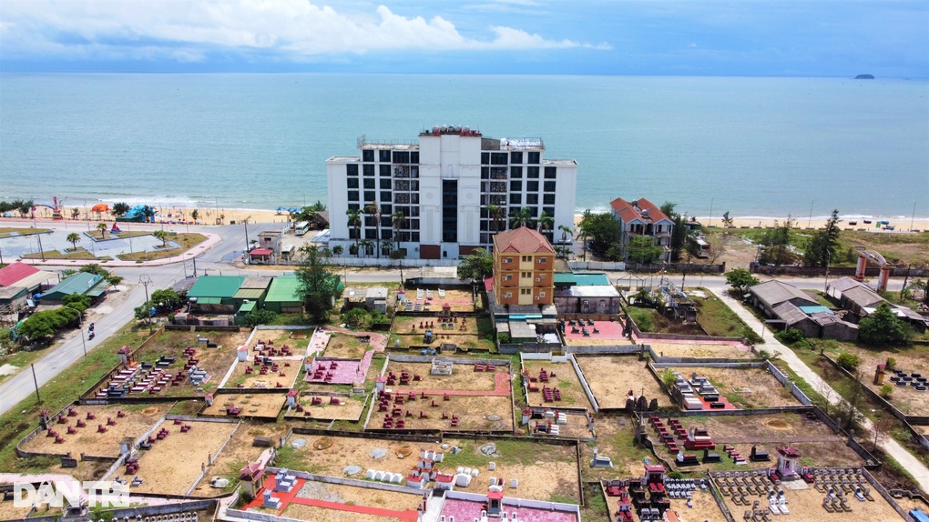 Sẽ đóng cửa nghĩa trang án ngữ khu du lịch biển đẹp bậc nhất Hà Tĩnh - 1 Sẽ đóng cửa nghĩa trang án ngữ khu du lịch biển đẹp bậc nhất Hà Tĩnh - 1