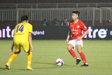 Lee Nguyễn ghi bàn giúp CLB TPHCM thắng đậm SL Nghệ An