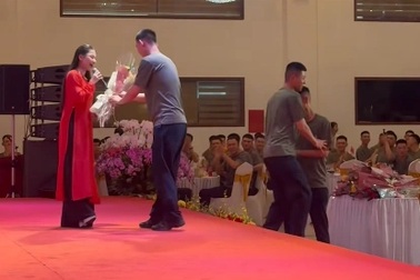 Cô gái Việt xinh đẹp cất tiếng hát, quân nhân Trung Quốc vỗ tay reo hò