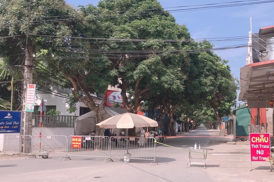 Hà Nội khẩn cấp phong tỏa cả xã sau ghi nhận 7 người dương tính SARS-CoV-2 - 1