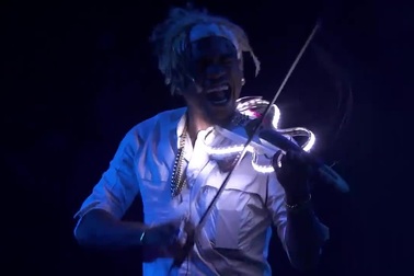 Nghệ sĩ vĩ cầm vượt lên bi kịch tiếp tục hành trình ngoạn mục