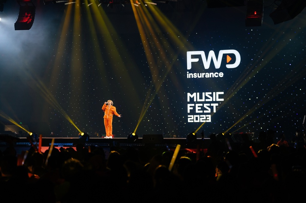 Hàng nghìn khán giả cùng nhảy See tình tại FWD Music Fest 2023 - 6 Hàng nghìn khán giả cùng nhảy See tình tại FWD Music Fest 2023 - 6