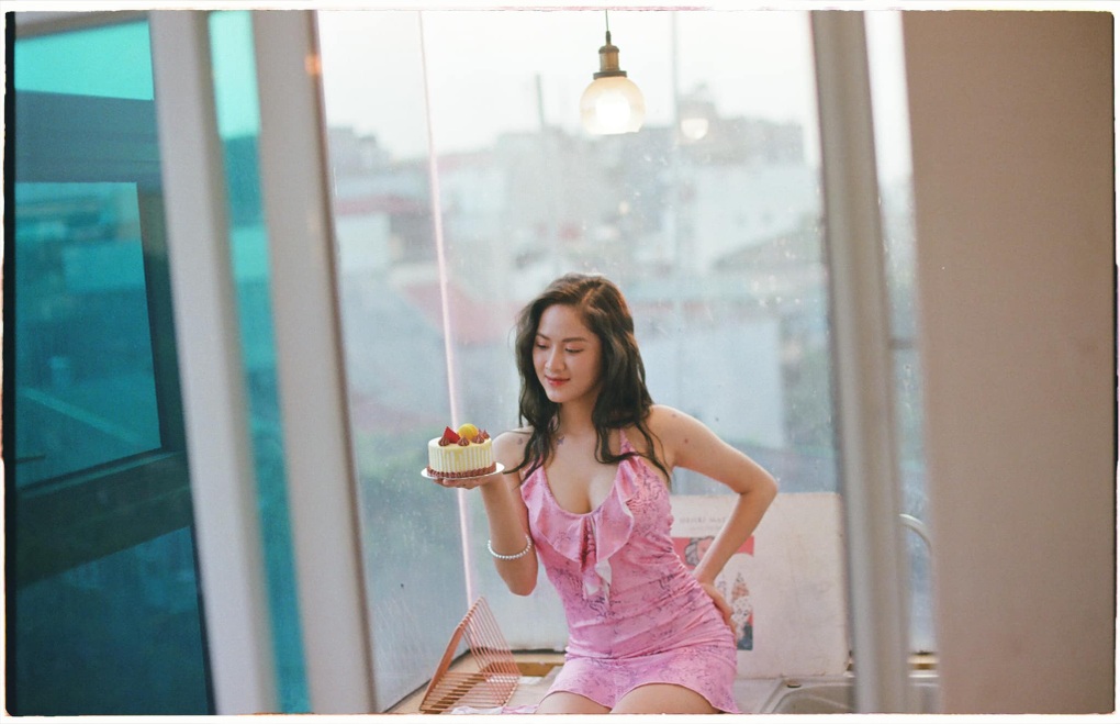 Vẻ ngoài quyến rũ khác trên phim của nữ y tá trong Đào, phở và piano - 4 Vẻ ngoài quyến rũ khác trên phim của nữ y tá trong Đào, phở và piano - 4