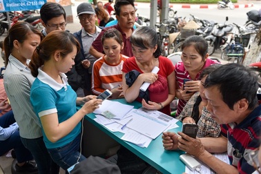 Hà Nội: Người dân xếp hàng đợi chụp ảnh "chính chủ" thuê bao di động
