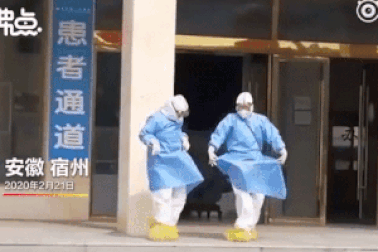 Clip: Bác sĩ múa “Hồ thiên nga” mừng bệnh nhân khỏi Covid-19 về nhà