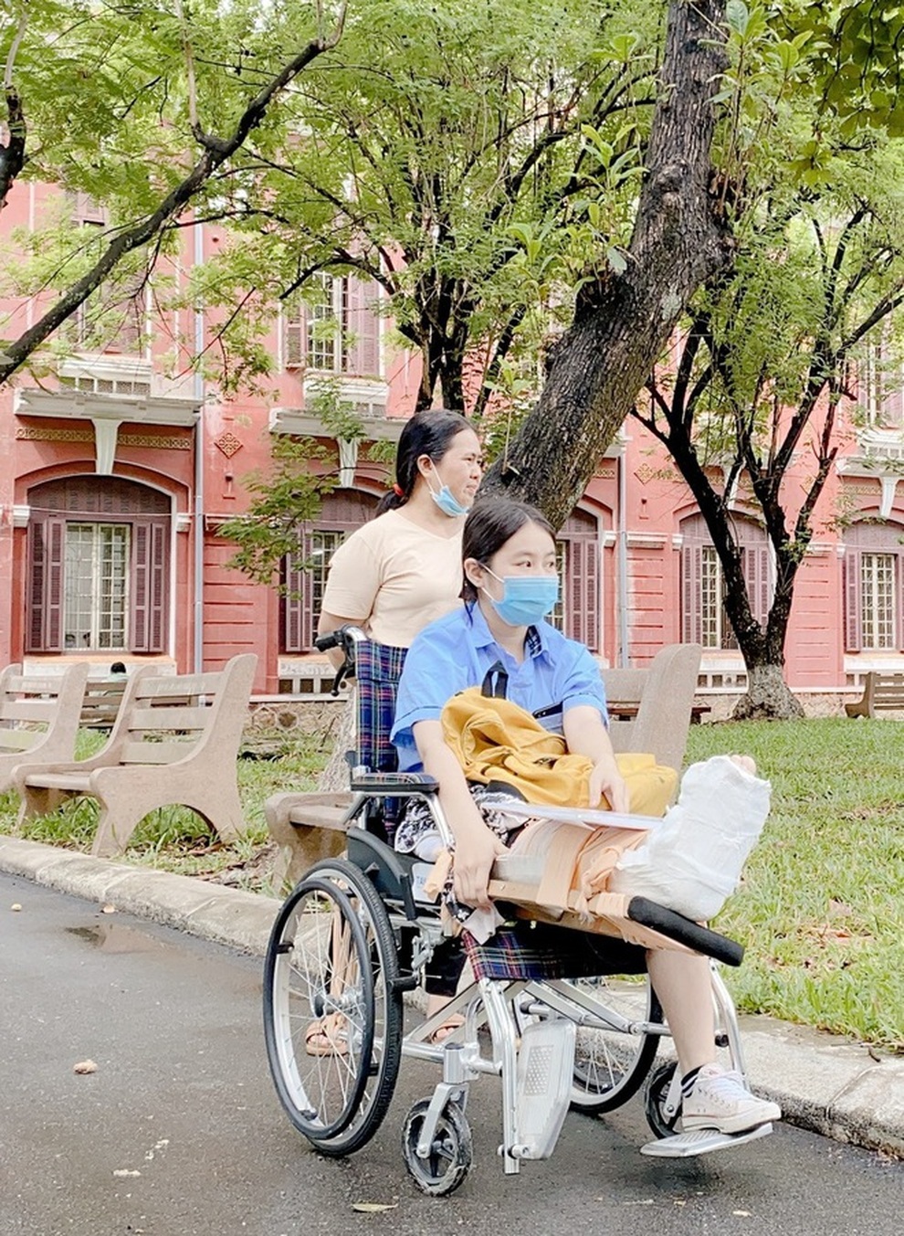 Thí sinh bị gãy chân nặng trước ngày thi được xét đặc cách tốt nghiệp - 1 Thí sinh bị gãy chân nặng trước ngày thi được xét đặc cách tốt nghiệp - 1
