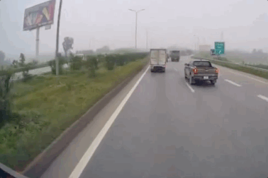 Xe con và xe tải bị húc văng vì tình huống dừng đột ngột giữa đường cao tốc