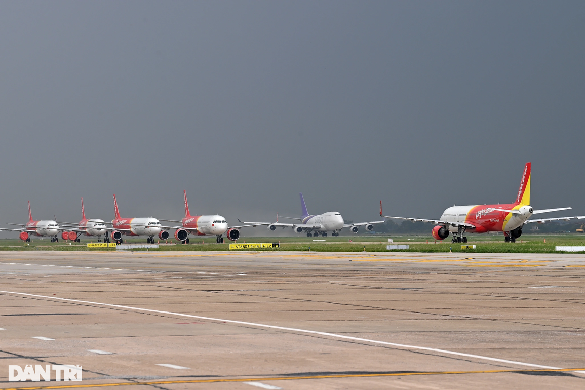Nhiều chuyến bay không thể hạ cánh tại Tân Sơn Nhất vì mưa giông lớn - 1 Nhiều chuyến bay không thể hạ cánh tại Tân Sơn Nhất vì mưa giông lớn - 1