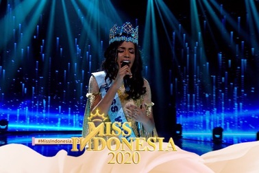 Toni Ann Singh khoe giọng hát