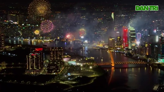 Pháo hoa rực sáng bầu trời TPHCM