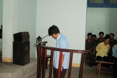 Ném chai bia làm hỏng mắt cháu bé 5 tháng tuổi