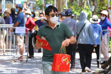 Xếp hàng dài chờ mua bánh trung thu trên phố Bà Triệu