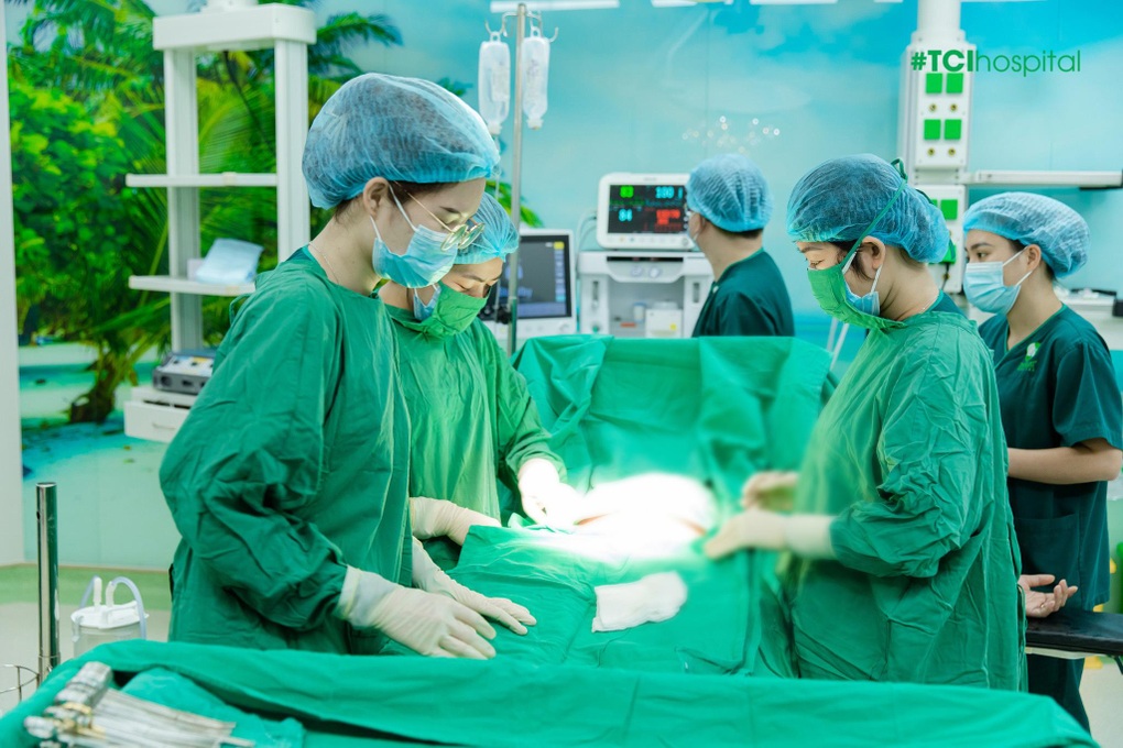 Loại bỏ khối u nang buồng trứng trái cho sản phụ mang thai con đầu lòng - 1 Loại bỏ khối u nang buồng trứng trái cho sản phụ mang thai con đầu lòng - 1