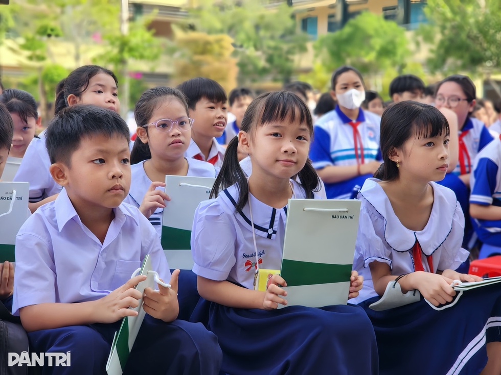 Những tấm thẻ Bảo hiểm y tế nối dài hành trình nhân ái của Dân trí - 3