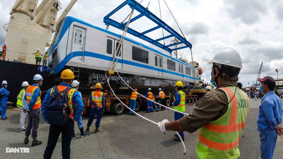 Cận cảnh dàn xe siêu trường siêu trọng chở tàu metro số 1 về điểm tập kết - 2 Cận cảnh dàn xe siêu trường siêu trọng chở tàu metro số 1 về điểm tập kết - 2