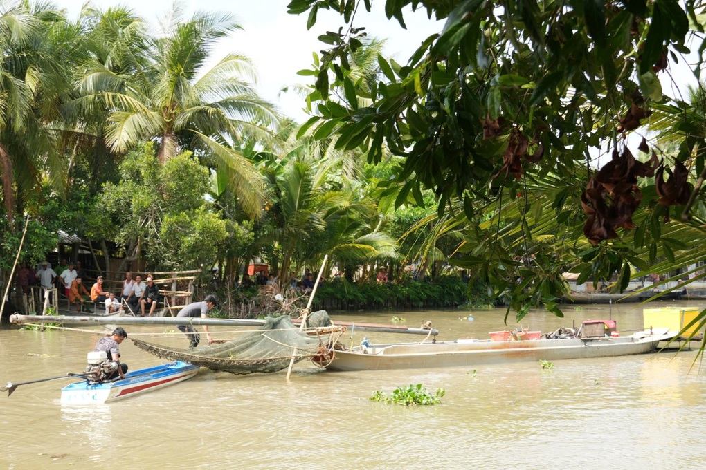 Đại úy công an hy sinh khi truy bắt người đánh bắt thủy sản trái phép - 2 Đại úy công an hy sinh khi truy bắt người đánh bắt thủy sản trái phép - 2