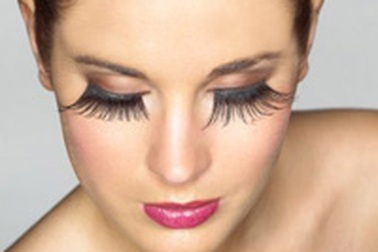 Thiếu nữ Nhật mê kéo mi mắt