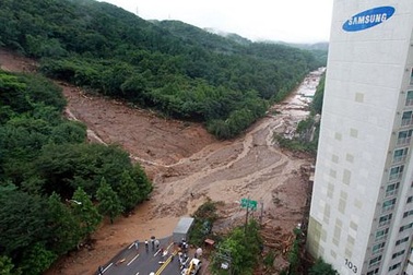 Quay được cảnh lở đất kinh hoàng ở Hàn Quốc