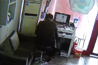 Khoảnh khắc smartphone bất ngờ phát nổ khiến người dùng bị bỏng mặt