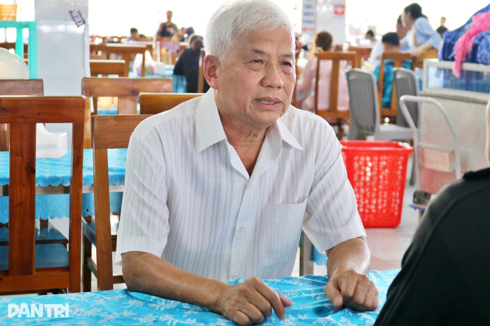 Bí quyết thành tỷ phú của cậu bé bán nem dạo ở bến phà  - 2