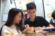 Người trẻ mua vàng ngày vía Thần Tài không cần quan tâm giá