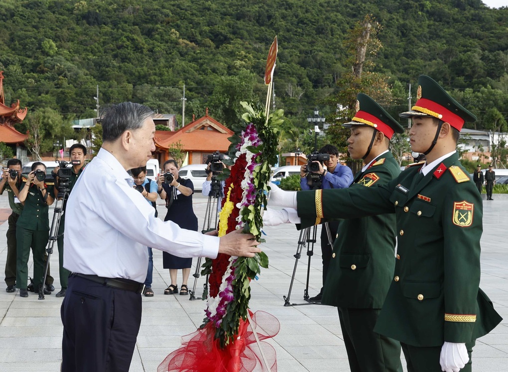 Tổng Bí thư dâng hương trước Tượng đài Chủ tịch Hồ Chí Minh tại Phú Quốc - 2
