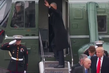 Tổng thống Trump tiễn ông Obama lên trực thăng rời Washington
