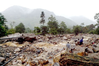 Bộ trưởng GD-ĐT lên vùng lũ Bản Khoang thăm hỏi gia đình GV gặp nạn