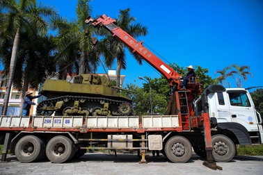 Chiếc xe tăng nằm nửa thế kỷ dưới lòng sông Đà được đưa về bảo tàng quân sự