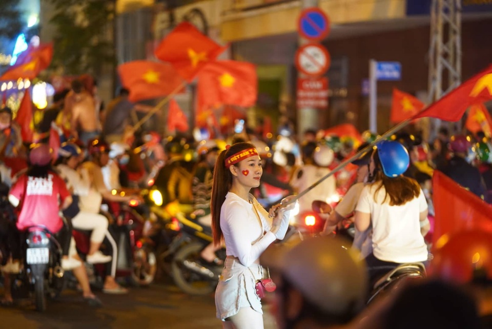 Hàng vạn người hâm mộ xuống đường mừng U22 Việt Nam vô địch SEA Games - 9 Hàng vạn người hâm mộ xuống đường mừng U22 Việt Nam vô địch SEA Games - 9