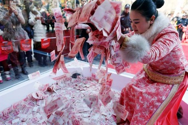 Tri ân khách hàng, khu du lịch vung tiền cho khách nhặt