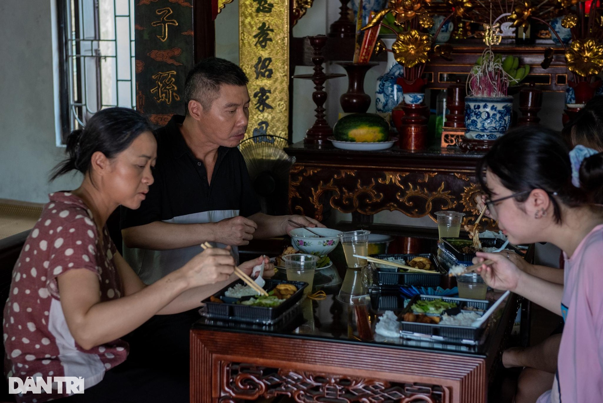 NSND Công Lý ăn cơm hộp, xúc động đọc kịch bản vào vai bố vợ khó tính - 12 NSND Công Lý ăn cơm hộp, xúc động đọc kịch bản vào vai bố vợ khó tính - 12