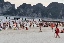 Quảng Ninh dừng đón du khách, khuyến cáo người dân ở yên trong nhà