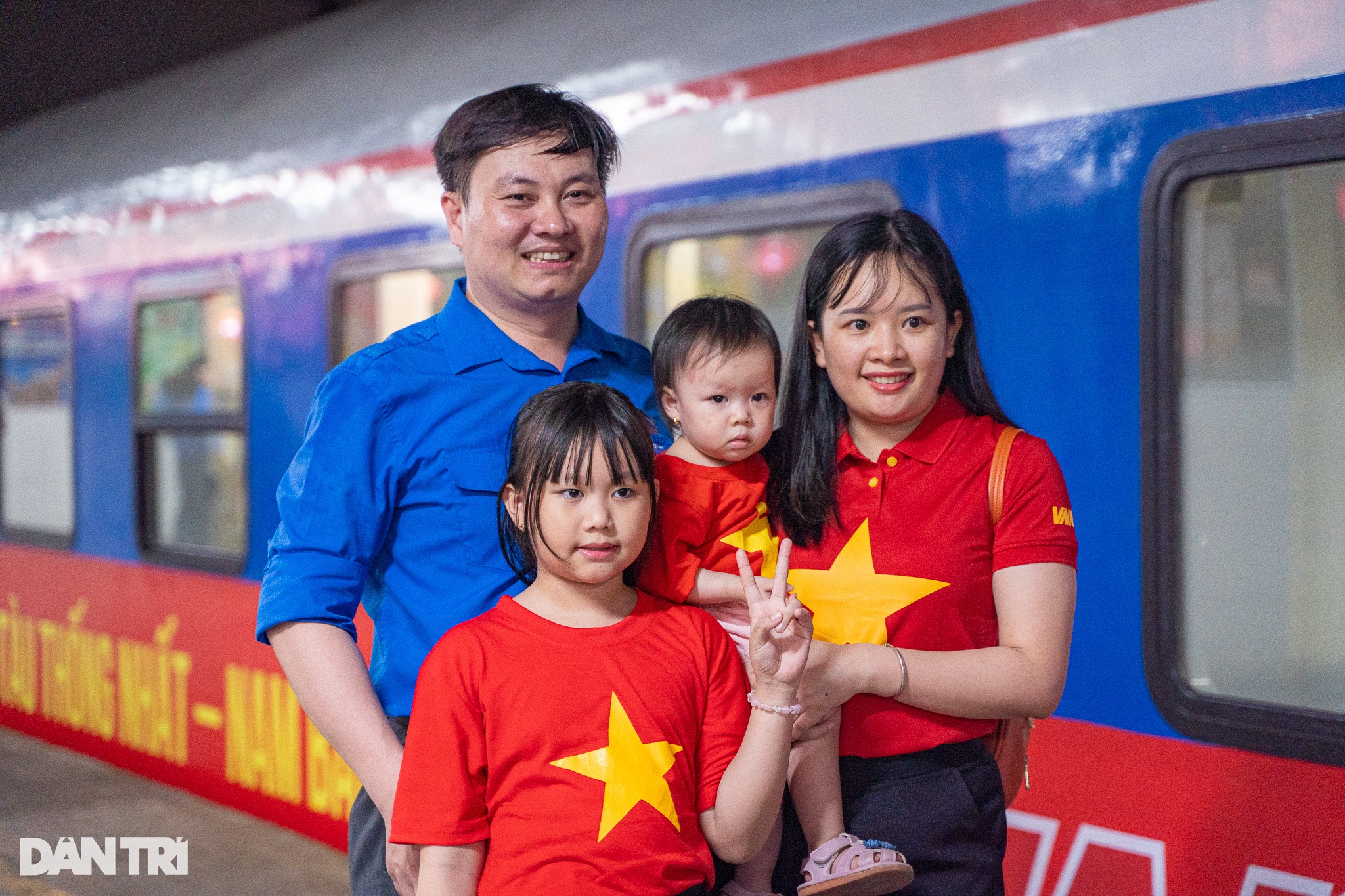 Đoàn tàu Thống nhất 50 năm non sông nối liền một dải rời ga Hà Nội - 5 Đoàn tàu Thống nhất 50 năm non sông nối liền một dải rời ga Hà Nội - 5