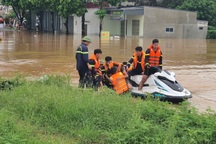 Cảnh sát dùng mô tô nước vượt lũ, cứu người đàn ông bị cuốn trôi