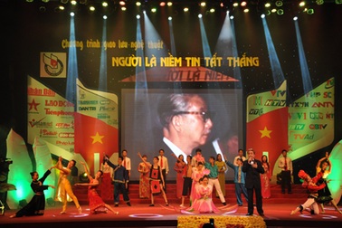 Rưng rưng trong đêm nhạc “Người là niềm tin tất thắng”