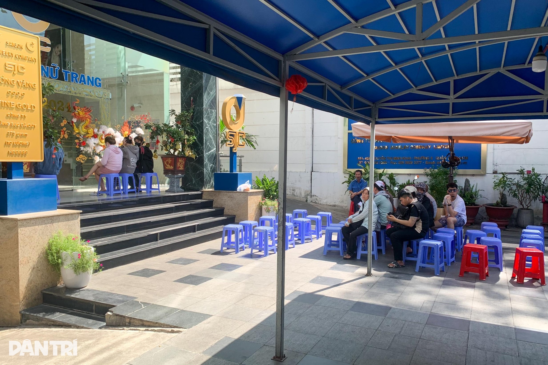 Người dân ở TPHCM xếp hàng chờ mua bán vàng giữa trời nắng - 7 Người dân ở TPHCM xếp hàng chờ mua bán vàng giữa trời nắng - 7