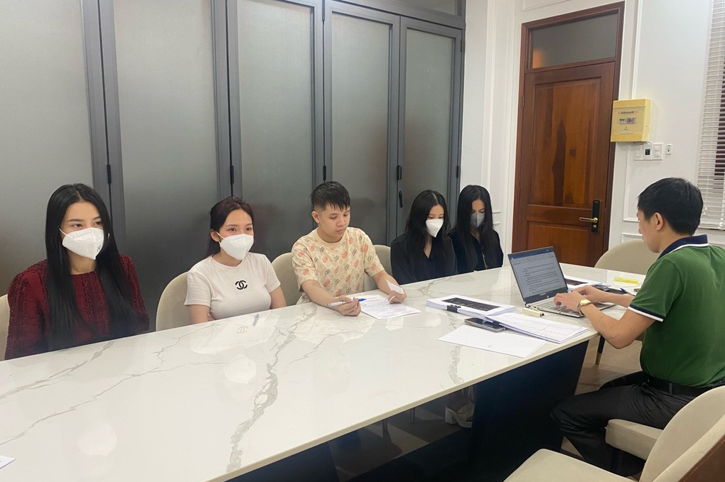 Tú ông điều hành diễn viên, ca sĩ bán dâm cắn cảnh sát khi bị bắt - 3 Tú ông điều hành diễn viên, ca sĩ bán dâm cắn cảnh sát khi bị bắt - 3