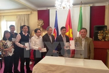 ​Người Việt ở Algeria ủng hộ người dân bị ảnh hưởng bão bão số 12