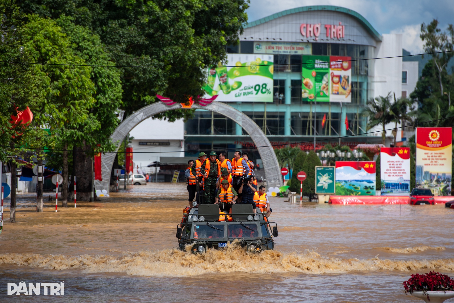 Cận cảnh vùng lụt Thái Nguyên nước dâng tận mái nhà, lút ô tô - 17