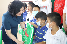 Thứ trưởng Bộ LĐ-TB&XH tặng quà trẻ em có hoàn cảnh khó khăn