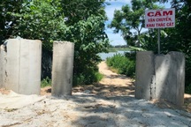 Chôn trụ bê tông chống trộm cát