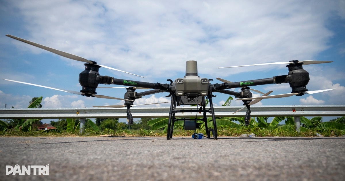 Drone vượt biển nước tiếp tế hơn 1 tấn hàng vào rốn lũ