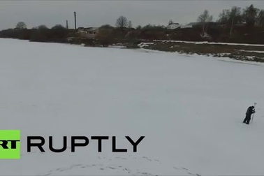 Khuôn mặt khổng lồ của Yuri Gagarin xuất hiện trên hồ băng