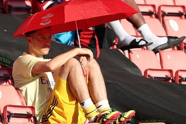 Mesut Ozil tuyên bố không rời Arsenal cho đến hết hợp đồng