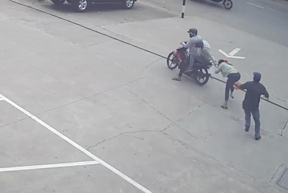 Hai tên cướp dùng dao, bình hơi cay tấn công người truy đuổi - 1 Hai tên cướp dùng dao, bình hơi cay tấn công người truy đuổi - 1