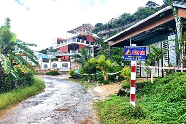 Khẩn cấp di dời hàng chục người khỏi vùng nguy cơ sạt lở